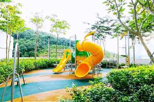 努沙再也Legoland JB AGhome Medini 3room8pax bukit indah的公园里一个带滑梯的游乐场