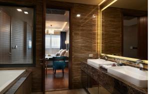 南芭堤雅The Elysium Prațumnak Pattaya - By SHG的一间带两个盥洗盆和大镜子的浴室