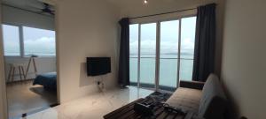 峇六拜Infinite Seaview with Penang Bridge Suite with Sunrise up to 11 person的带沙发和大窗户的客厅