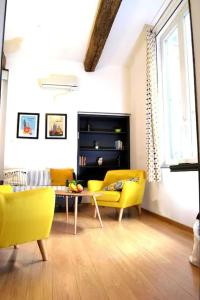 蒙彼利埃Apprt Top Center / 2 Chambres / 2 Salles de bain.的客厅配有黄色椅子和桌子
