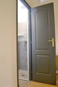 蒙彼利埃Apprt Top Center / 2 Chambres / 2 Salles de bain.的通往带淋浴的浴室的门和玻璃门