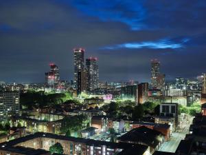 曼彻斯特Hyatt Regency Manchester的城市天际线,夜晚有灯光的建筑