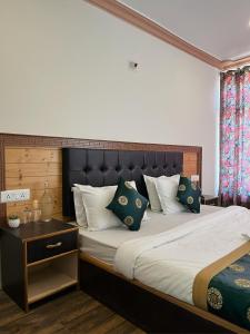 列城zikzik holidays的一间卧室配有一张带绿色枕头的大床