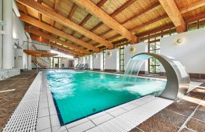 茨维泽尔Hotel zur Waldbahn的一座带瀑布的游泳池