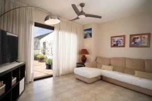 戈梅拉岛圣塞瓦斯蒂安Holiday House Penthouse in La Gomera的带沙发和电视的客厅