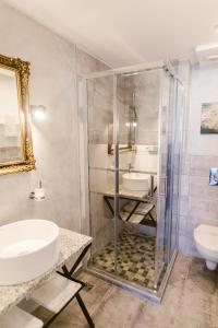 特尔古穆列什Villa Helvetia的带淋浴、盥洗盆和卫生间的浴室