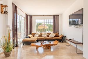 马略卡岛帕尔马Villa Sayana的客厅配有沙发和桌子
