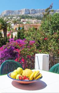 卡尔佩Calpe Sunsea Village的桌子上一盘香蕉和水果