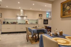 福伦霍弗B&B Huiskamer van Vollenhove的厨房以及带桌椅的用餐室。