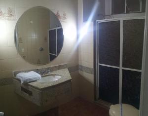 里约热内卢Jumbo Hotel (Adults Only)的浴室配有盥洗盆和带镜子的淋浴