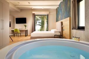 布鲁法Borgobrufa Spa Resort Adults Only的一间带浴缸的浴室