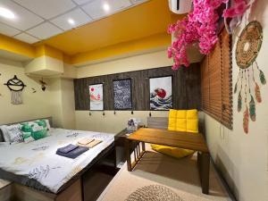 香港AMU Dreamhouse 阿木旅舍的宿舍间 - 带一张床和一张书桌