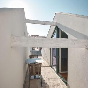 里斯本Look Living, Lisbon Design Apartments的大楼内的阳台配有桌椅