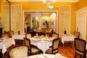 都柏林克尔洛南酒店的一间设有白色桌椅的用餐室