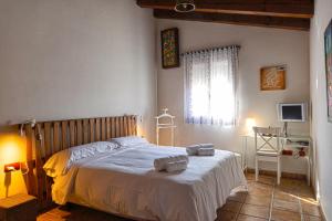 Castellanos de VilliqueraVinarius, Posada Rural的一间卧室配有一张床,上面有两条毛巾