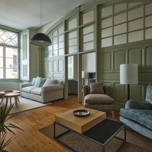 里斯本Look Living, Lisbon Design Apartments的客厅配有两张沙发和一张咖啡桌