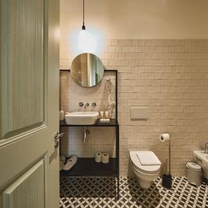 里斯本Look Living, Lisbon Design Apartments的浴室配有盥洗池、卫生间和镜子。
