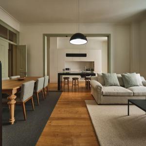 里斯本Look Living, Lisbon Design Apartments的客厅配有沙发和桌子