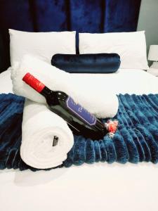 SibayaSugar Shores - Studio Apartment的床上放一瓶葡萄酒,带毛巾