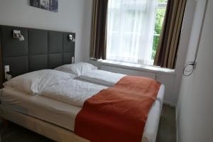 维也纳Comfy Mini Apartments Vienna的卧室内的一张床位,带窗户