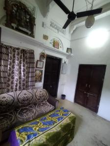 布什格尔Savitri Palace的带沙发和天花板的客厅