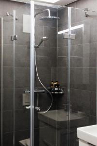 苏黎世Lamira - Serviced Apartments的浴室里设有玻璃门淋浴