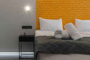 利沃夫Stories Hub的酒店客房的床铺上配有白色毛巾