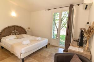 OlmicciaA Machja的一间卧室设有一张床和一个大窗户