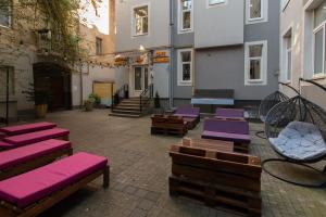 利沃夫Stories Hub的一座带紫色软垫长凳的庭院