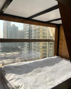 迪拜Lunar Hostel Plus的一张位于带大窗户的房间内的床铺
