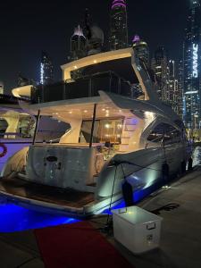 迪拜Lunar Hostel Plus的夜间停泊在港口的一艘白色大船