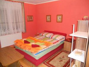 IlijašVila Biba - Ilijas的一间红色客房内的卧室