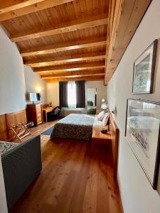 诺阿莱杜特里滕佩斯塔酒店的一间卧室设有一张床和一间客厅。