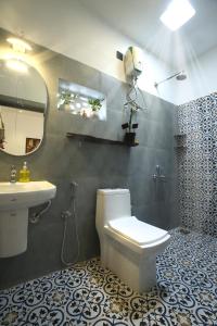 安君纳Craft Hostels的一间带卫生间、水槽和镜子的浴室