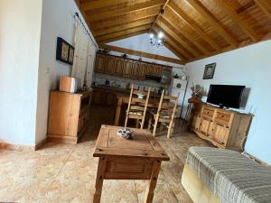 阿古洛Casa Rural Quilla的一间带桌子的客厅和一间厨房