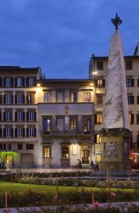 佛罗伦萨Hotel Garibaldi Blu - WTB Hotels的一座大建筑,前面有雕像