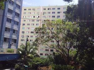 萨尔瓦多Apartamento en Salvador bahía com ar condicionado的前面有树木的白色大建筑