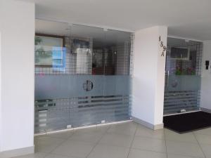 萨尔瓦多Apartamento en Salvador bahía com ar condicionado的建筑里带玻璃淋浴间的房间
