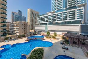 迪拜Dubai Marina - 5 bedroom, resort feel, great Amenities的城市大型游泳池的顶部景观