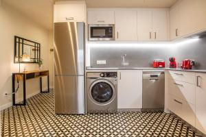 略夫雷加特河畔奥斯皮塔莱特Barcelona Touch Apartments的厨房配有冰箱和洗衣机。