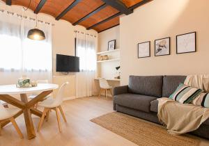略夫雷加特河畔奥斯皮塔莱特Barcelona Touch Apartments的客厅配有沙发和桌子