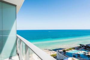好莱坞Modern Beachfront Condo with Stunning Ocean View的从大楼的阳台上可欣赏到海滩景色