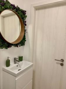 索普隆Sicomoro Casa的浴室设有水槽和墙上的镜子