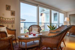 莱维科特尔梅罗曼达酒店的客厅配有藤椅和饮料桌