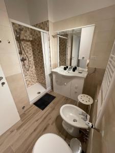法布里亚诺La Corte Residence的浴室配有卫生间、盥洗盆和淋浴。