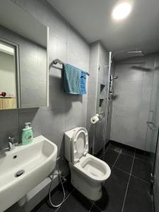 哥打京那巴鲁Mango House3-LuxurySweet I Biggest unit I infinity pool I Wifi-JQ的浴室配有白色卫生间和盥洗盆。