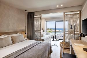 罗德岛卡利地亚Helea Lifestyle Beach Resort的一间卧室配有一张床,享有海景