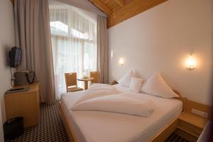 萨尔巴赫特雷斯特格尔酒店的酒店客房设有白色的床和窗户。