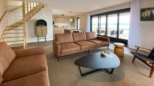 托伦Waterrijk Oesterdam Resort Villas的客厅配有沙发和桌子