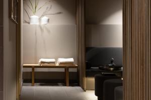 阿姆斯特丹Pillows Grand Boutique Hotel Maurits at the Park - Small Luxury Hotels的一间房间,配有桌子和两条毛巾